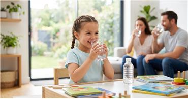 Bí quyết giúp con trẻ tự giác uống nước lọc hằng ngày mà không cần bố mẹ thúc ép
